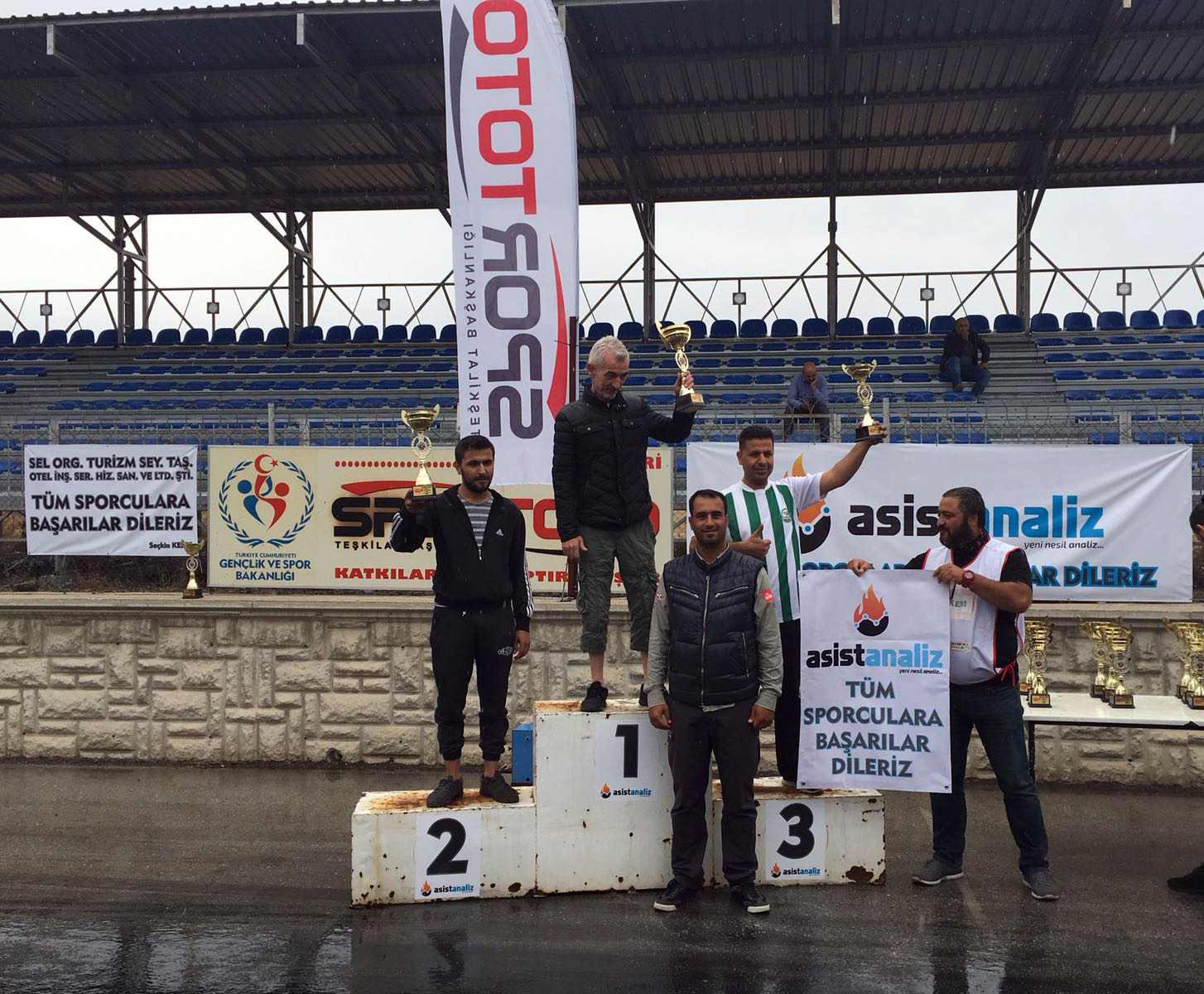 Konya'da Yarışlara Yağmur Engeli